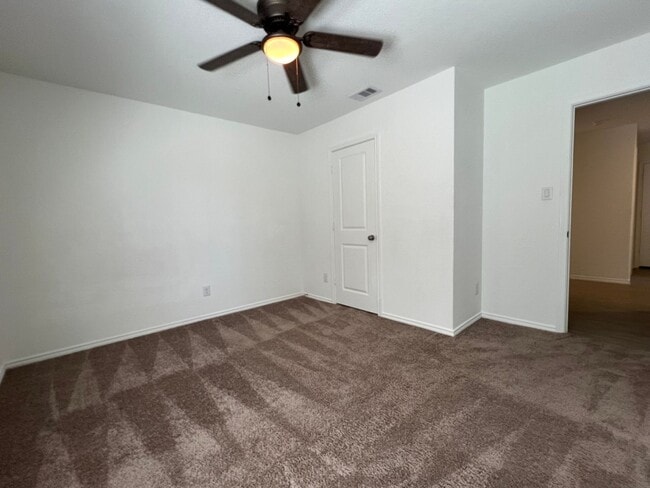Building Photo - NEWER 4BDRM HOME IN LONDON ISD!