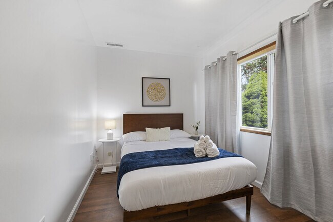 Building Photo - 1627 E Broadway