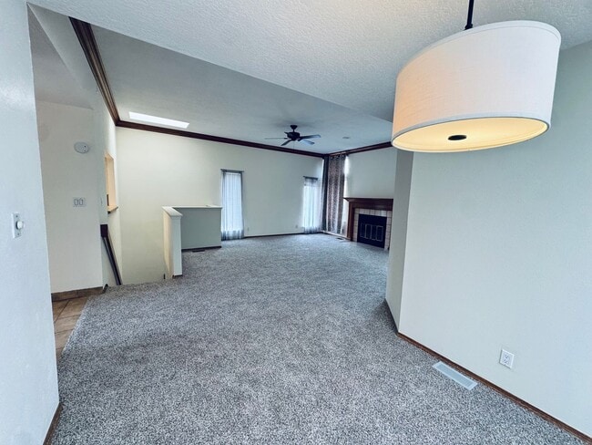 Building Photo - Foothills Hideaway