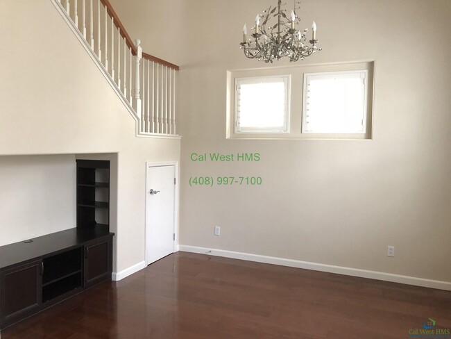 Building Photo - $4495 - Beautifully upgraded Tri-Level 3/3...