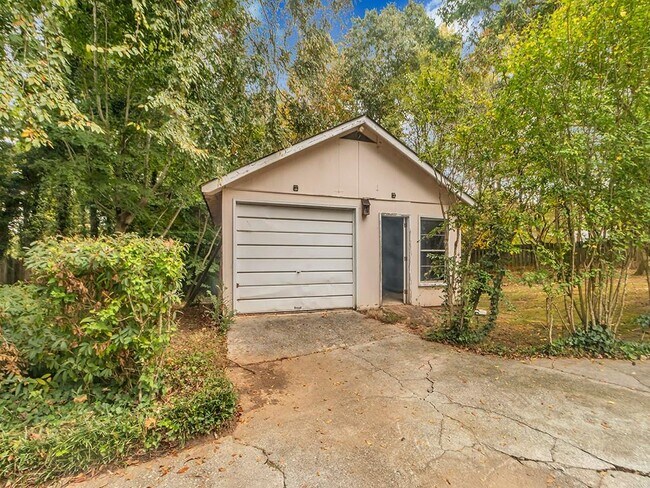 Building Photo - 5291 Happy Hollow Rd