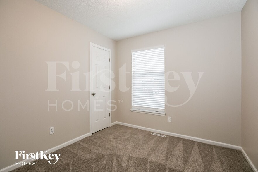 Building Photo - 1709 NE Auburn Dr