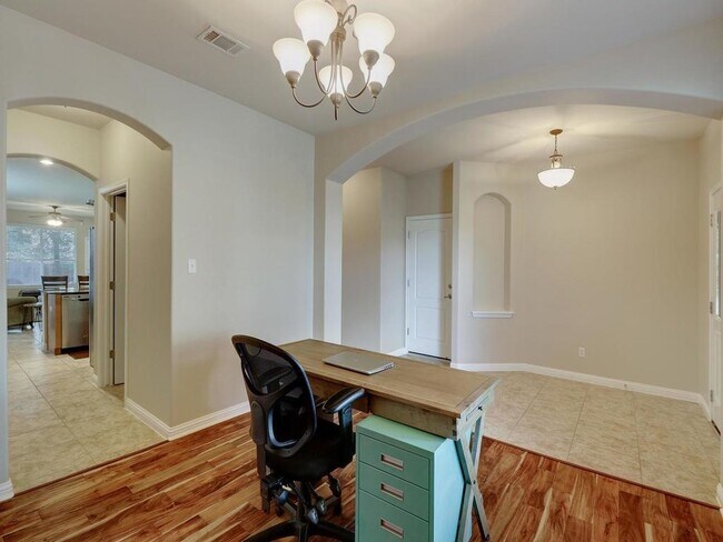 Building Photo - 300 Steer Acres Ct