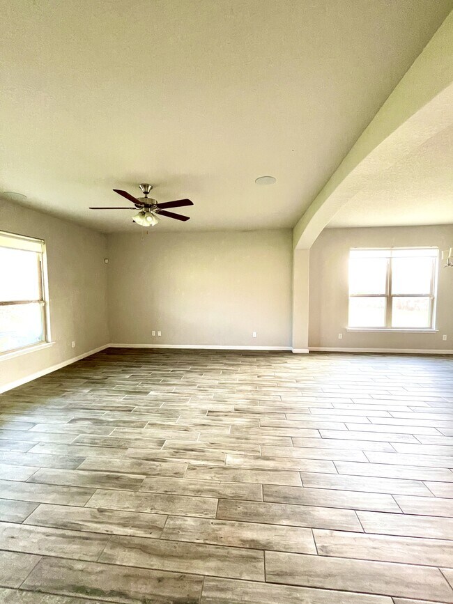Building Photo - 15306 Comanche Grv