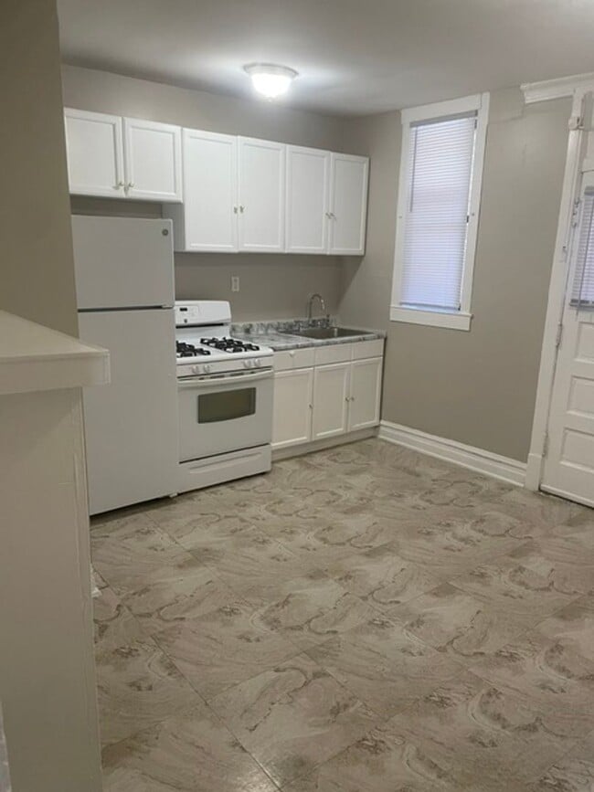 Building Photo - 1358 W Rosedale Ave
