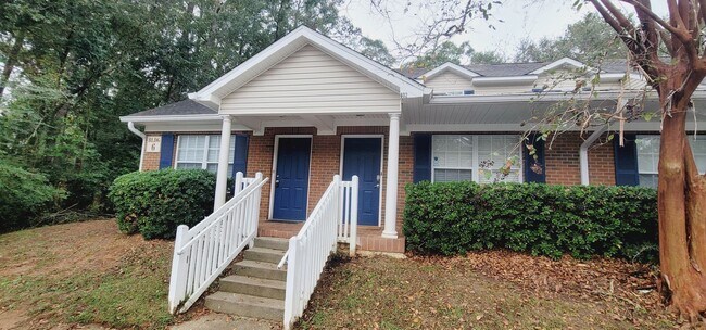 Building Photo - LOVELY NW 3/3 End Unit w/ Washer/Dryer, Open Kitchen w/ Bar, & More! $1475/month Avail June 1st!