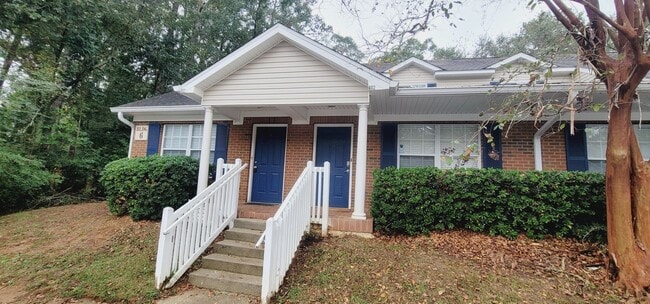 Building Photo - LOVELY NW 3/3 End Unit w/ Washer/Dryer, Open Kitchen w/ Bar, & More! $1500/month Avail June 1st!