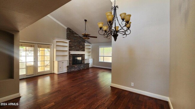 Building Photo - 211 E Tremaine Ave