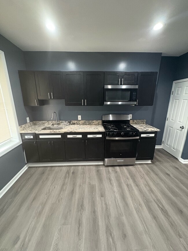 Building Photo - 636 E 29th St