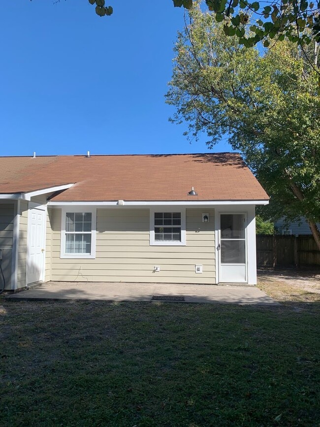 Building Photo - 2 Bedroom 2 Bath Townhome with fenced backyard!