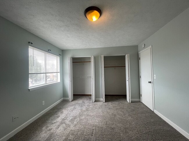 Building Photo - Townhome with central air and a garage!