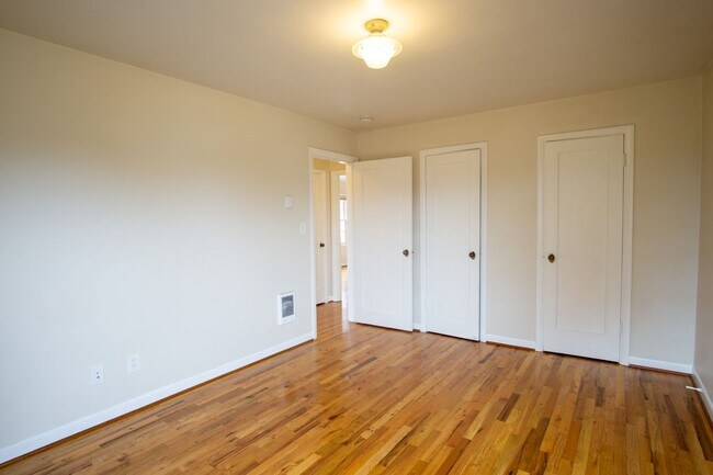 Building Photo - Fabulous Nob Hill 1Bdr Corner Apartment in Courtyard Building!
