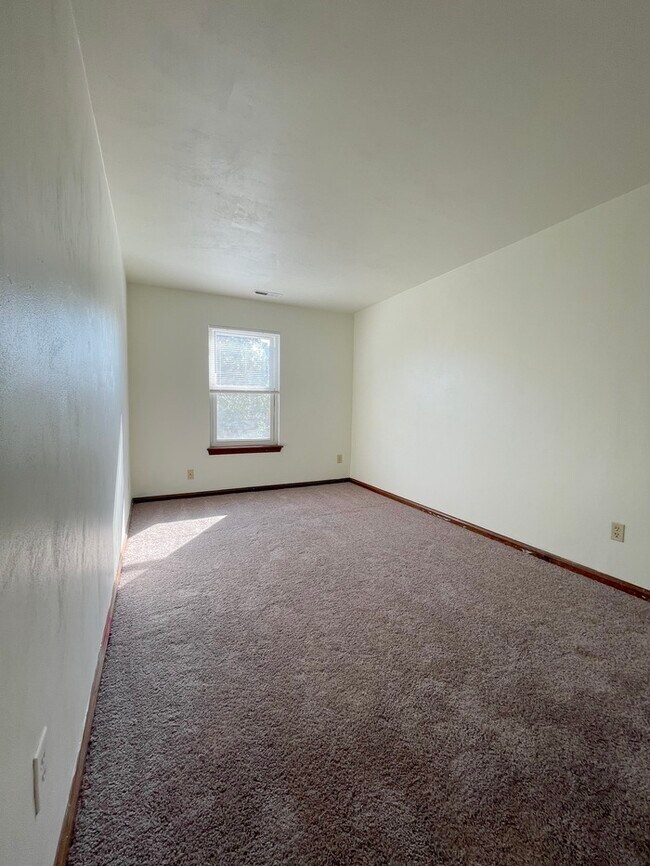 Building Photo - Charming 3-Bedroom, 1.5-Bathroom Townhome ...