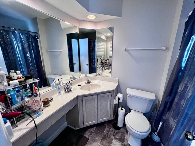 Building Photo - Beautiful 2-Bedroom End Unit Townhome in Ocean Lakes!