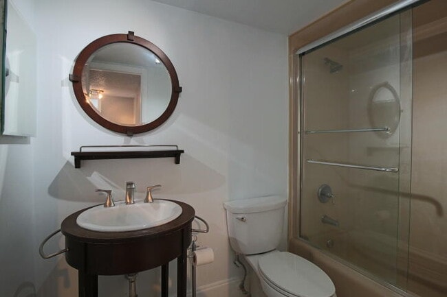 Building Photo - 470 Executive Center Dr