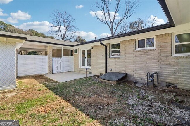 Building Photo - 2219 Lisa Dr SE