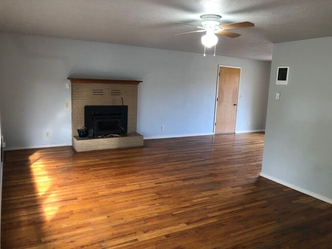 Building Photo - Updated 3 bedroom 1 1/2 bath home with a l...