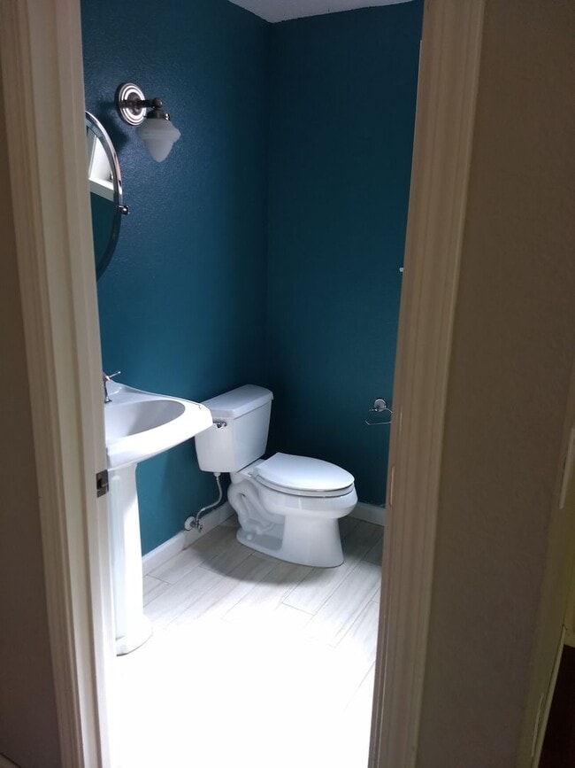 Building Photo - Updated 3 Bed 2.5 Bath Home!