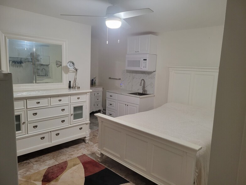 living area with furniture - 17446 Ludlow St