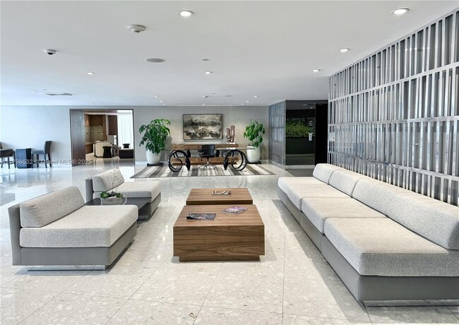Building Photo - 2020 N Bayshore Dr