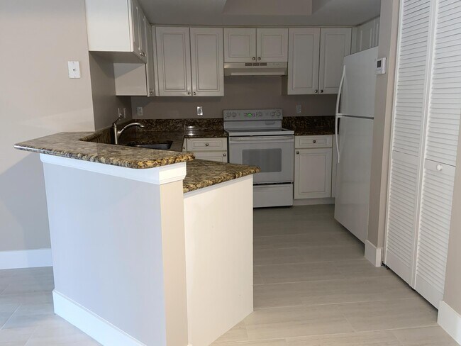 Building Photo - 1600 Crestwood Ct S