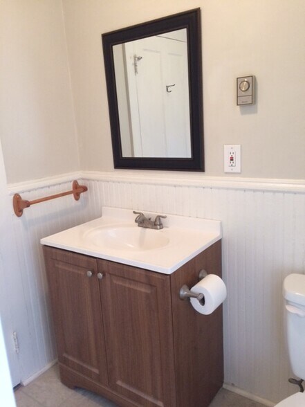 Building Photo - 142 E 5th St