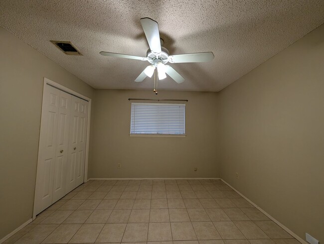 Building Photo - Location!! 1 Mile to Landa Park / Close to...