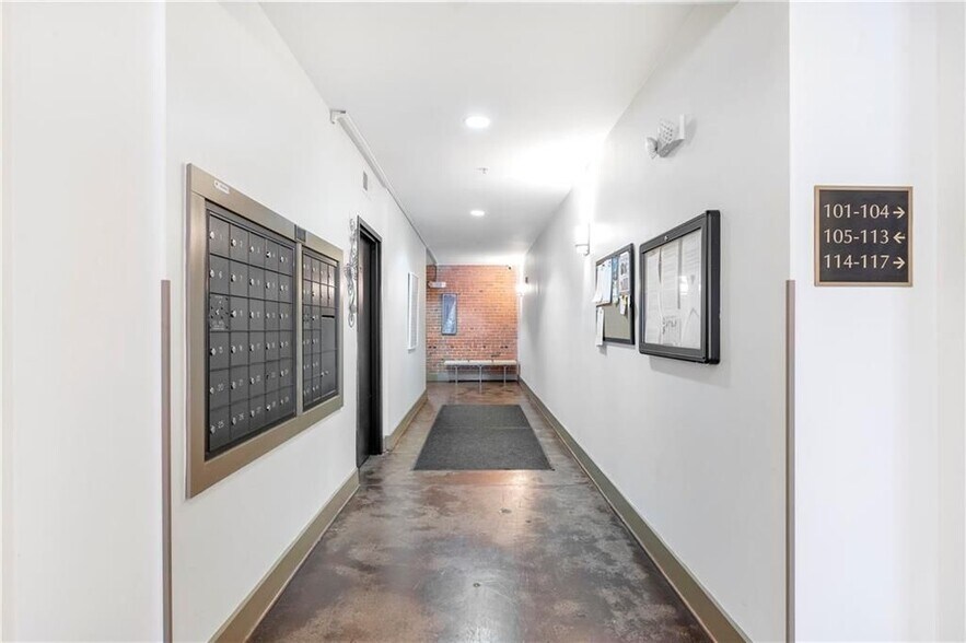 Building Photo - 1261 Caroline St NE