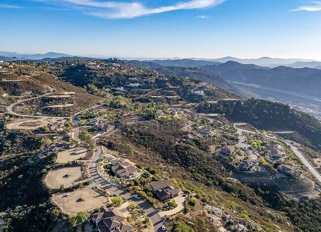 Building Photo - Luxurious Mediterranean 4 bed / 3 bath / 3...
