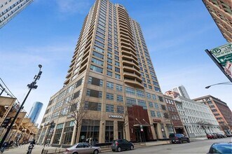 Building Photo - Extra Spacious Corner 1 Bed Condo set in Chicago's Desirable West Loop Neighborhood! Ready 6/1!