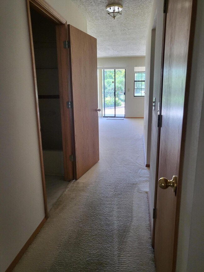 Building Photo - 819 Country Club Dr SE