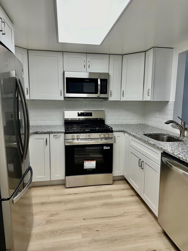 Building Photo - 1108 Dolphin Ave