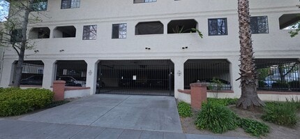Building Photo - Steps from SJSU | 2 Master Suites | Gated + Parking |