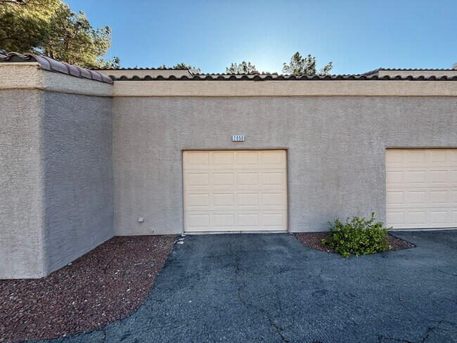 Building Photo - Gorgeous 1Bed/1Bath Condo located in Spanish Palms guard gated community!