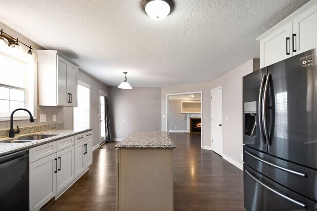 Building Photo - Pet Friendly Three Bedroom with Bonus!