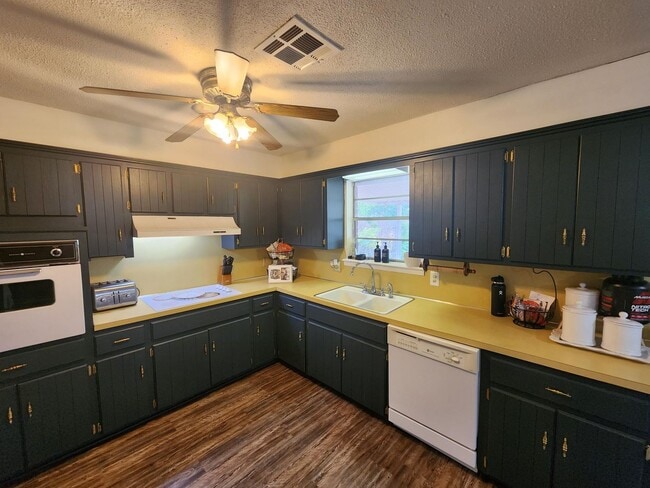 Building Photo - Darling Home in East Shawnee