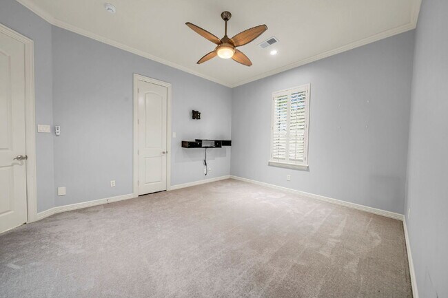 Building Photo - Exceptional 5-bedroom home (2 down) in desirable Woodlands Country Club with landscape & pool mai...