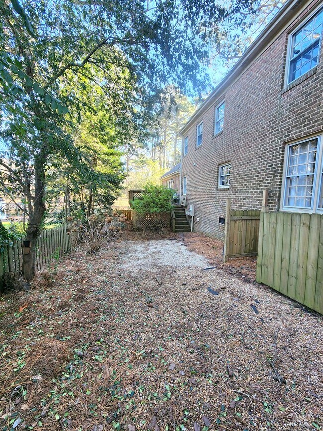 Building Photo - Sprawling Home in Bay Colony