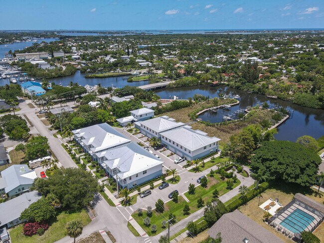 Building Photo - 4650 SE Manatee Way