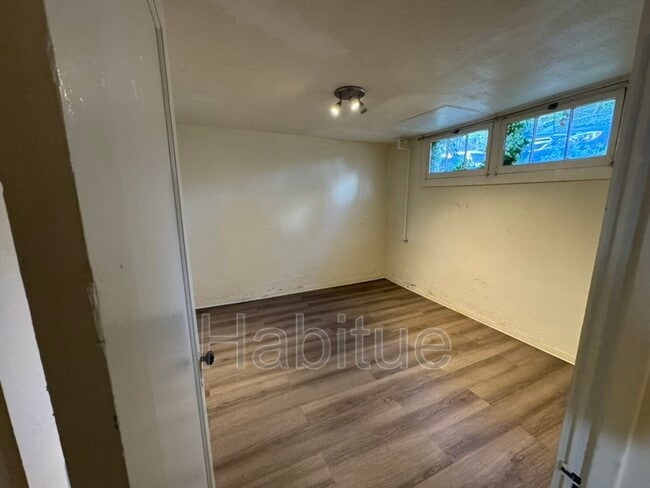 Building Photo - 1302 W Hays St