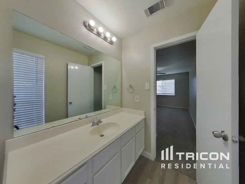 Building Photo - 1824 Old Creek Dr