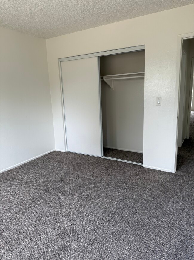 Building Photo - 305-302 N Dwyer Pl