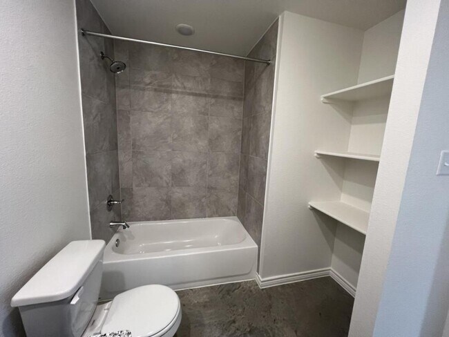 Building Photo - 113 Wind Ridge Dr