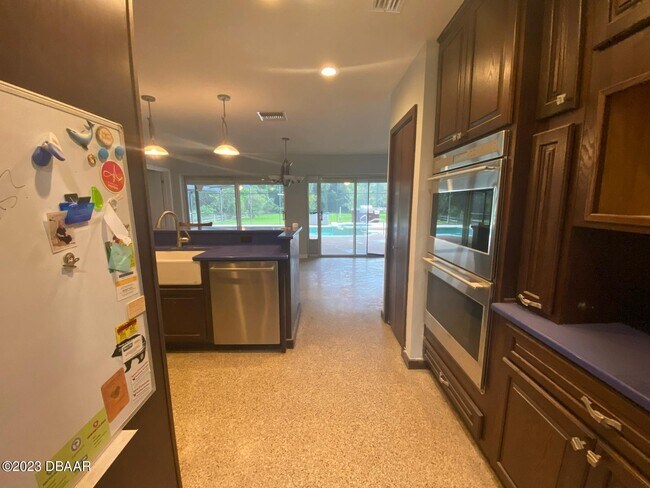 Building Photo - 1 Arrowhead Dr