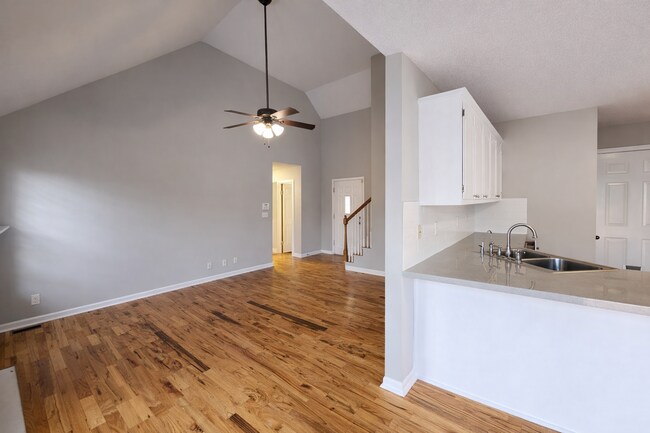 Building Photo - 3 Bed 2 Bath + Bonus Room