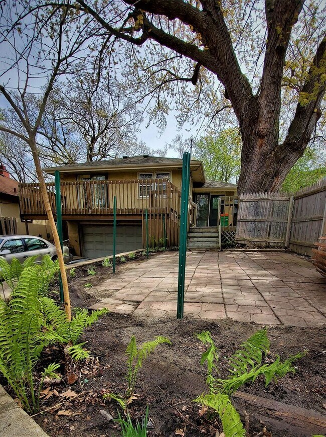 Building Photo - Updated 4 BR / 3 BA SFH w/ Hdwd Flrs, Sunny Porch, 2-car Garage in Robbinsdale!