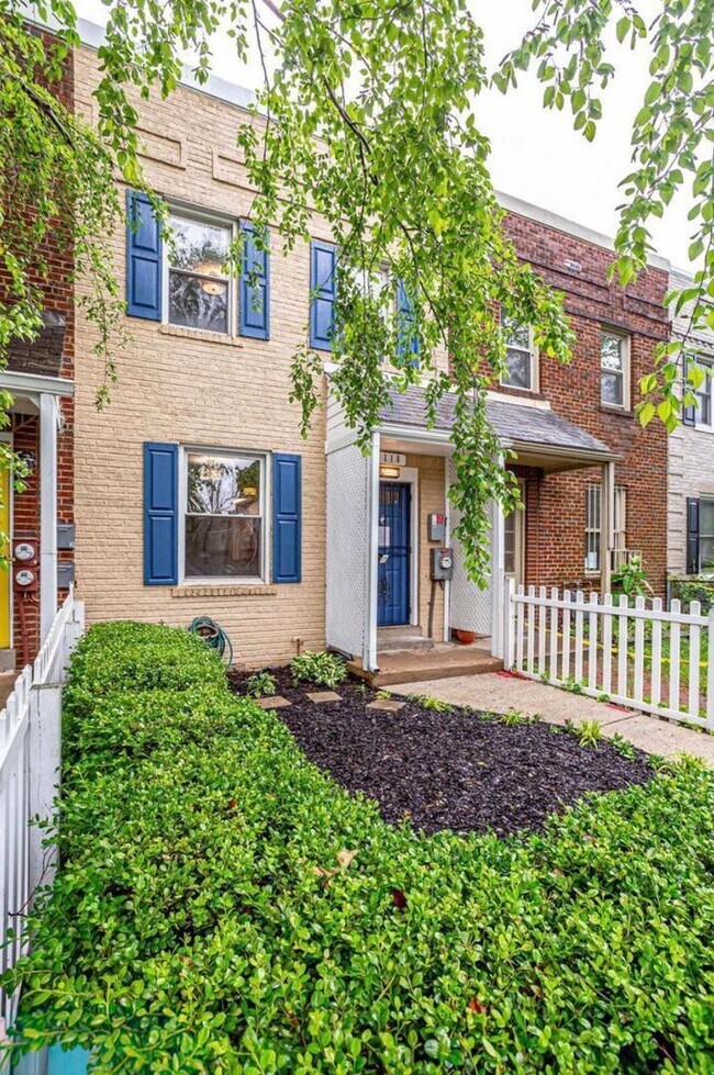 Building Photo - Sunny 2-Bedroom + Den  in SW Waterfront! - Parking included