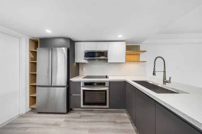 Building Photo - 3151 S Palm Aire Dr