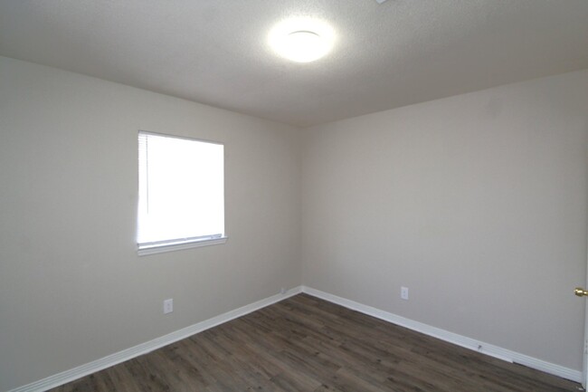 Building Photo - Pet-Friendly 2-Bedroom Duplex with Washer/...