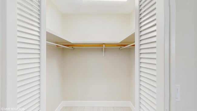 Building Photo - 221 Sudbury Dr